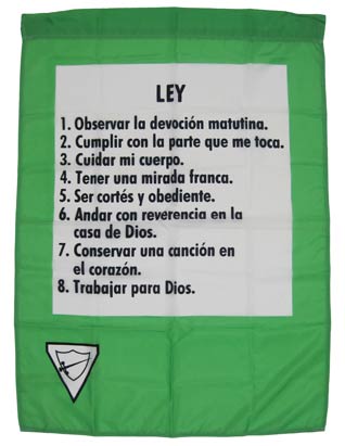 Bandera verde con la Ley de los Conquistadores | En Español